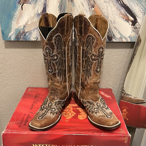 Beautiful Cowboy Boots with crosses and bling around the crosses - Picture 4 of 5